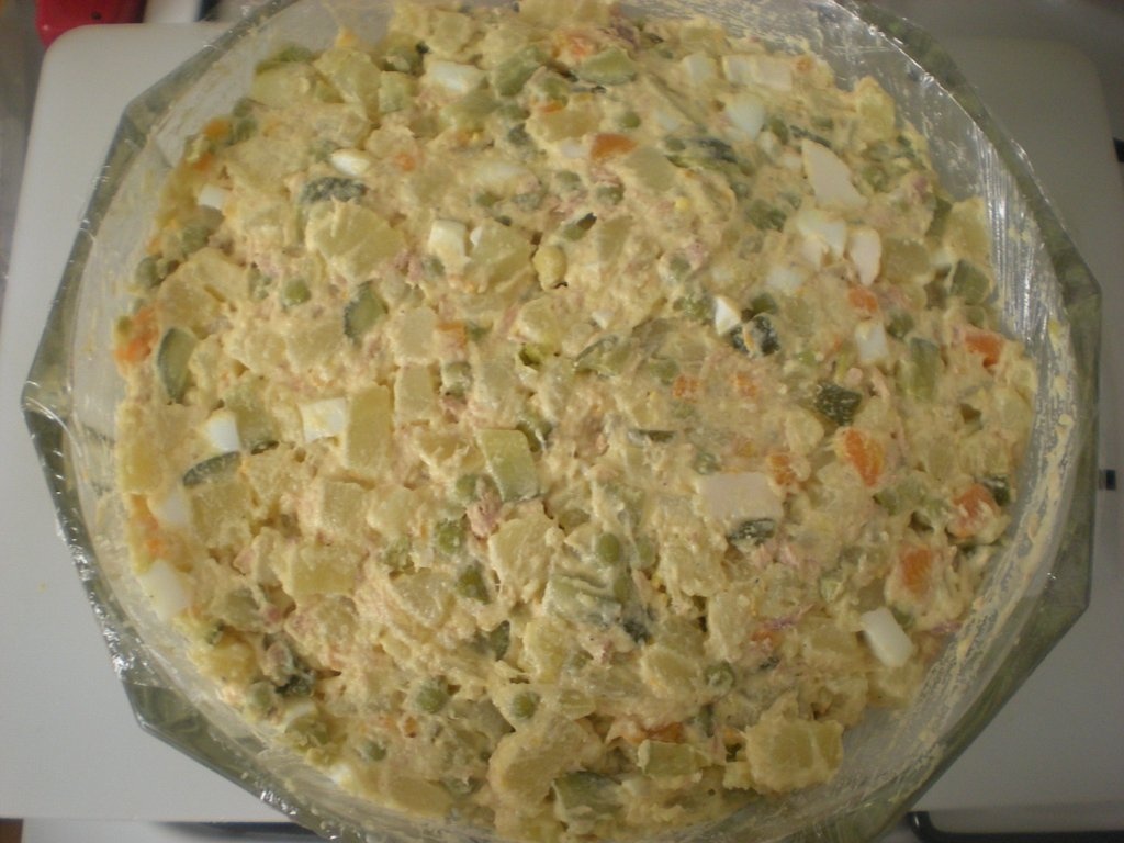 Salata rusa cu ton si rulada cu sunca