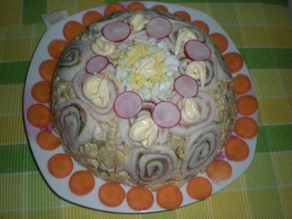 Salata rusa cu ton si rulada cu sunca
