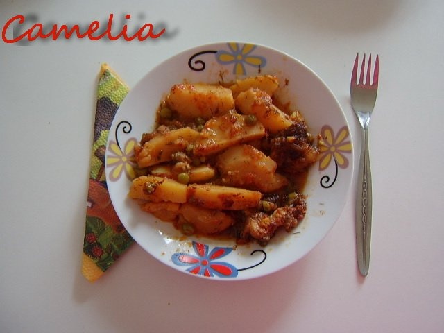 Mancare de cartofi cu carne afumata cu mazare