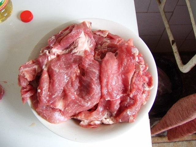 Ceafa de porc cu carnati la gratar