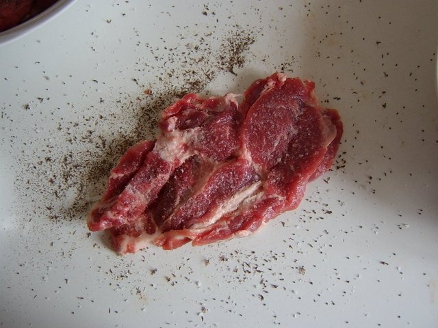 Ceafa de porc cu carnati la gratar