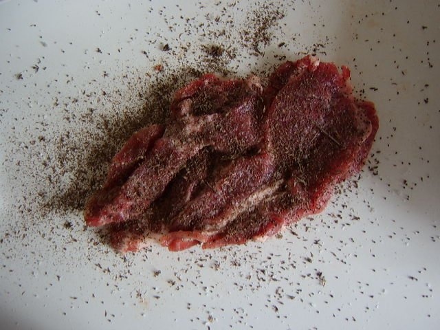 Ceafa de porc cu carnati la gratar