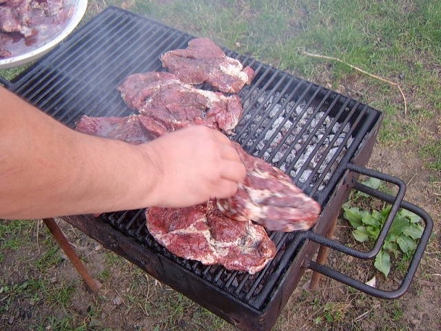 Ceafa de porc cu carnati la gratar