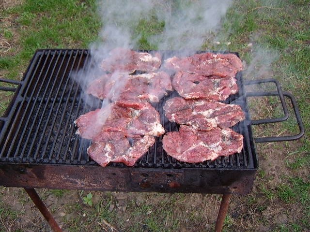 Ceafa de porc cu carnati la gratar