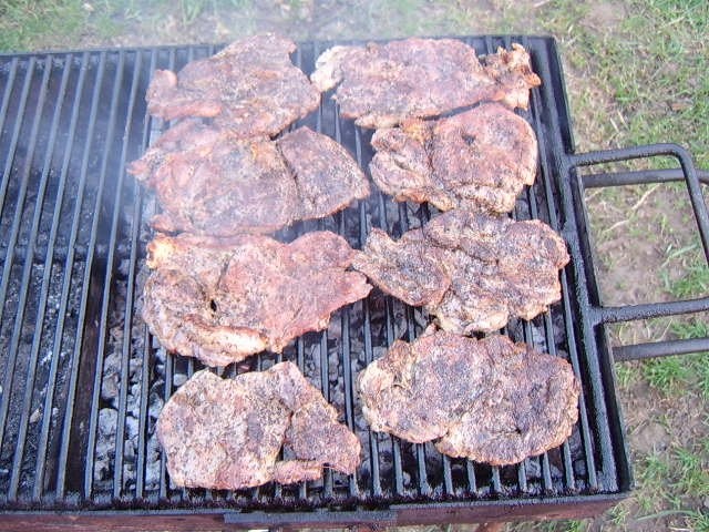 Ceafa de porc cu carnati la gratar