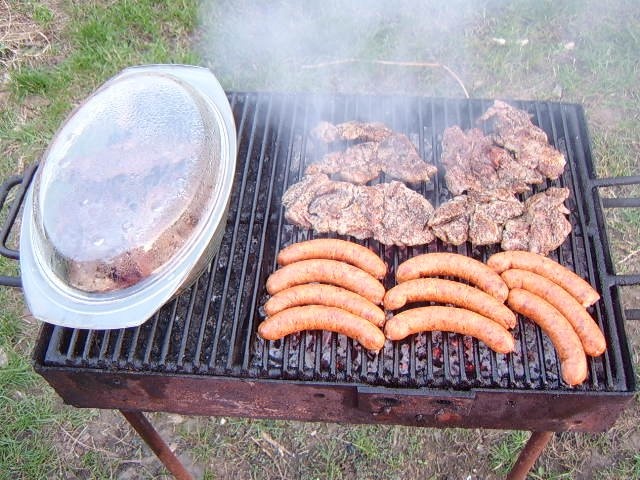 Ceafa de porc cu carnati la gratar