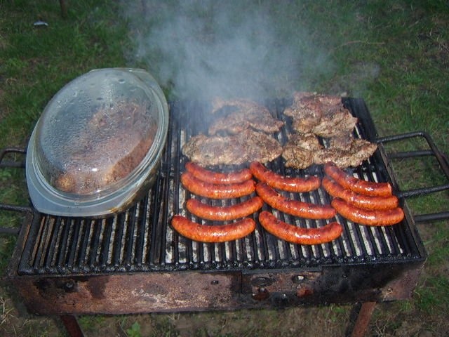 Ceafa de porc cu carnati la gratar