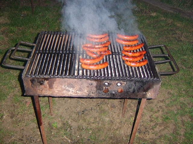 Ceafa de porc cu carnati la gratar