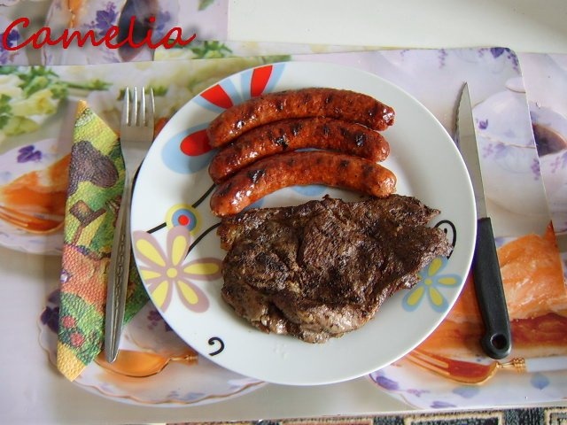 Ceafa de porc cu carnati la gratar