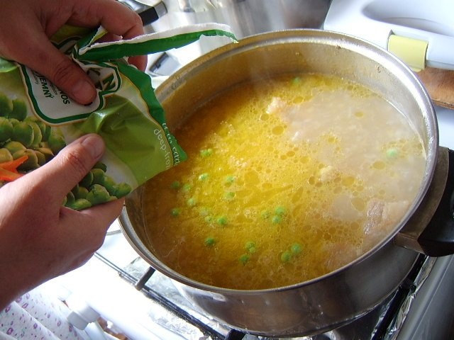 Bors din carne de porc cu oase date la fum