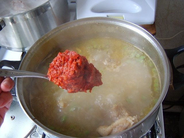 Bors din carne de porc cu oase date la fum