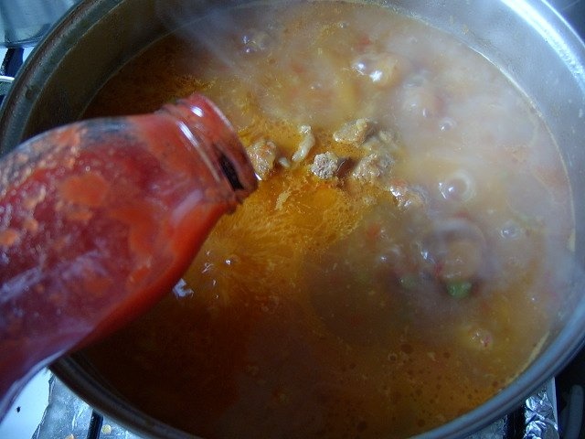 Bors din carne de porc cu oase date la fum