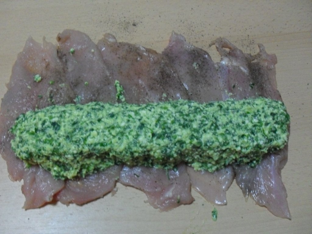 Rulada din piept de pui cu branza telemea