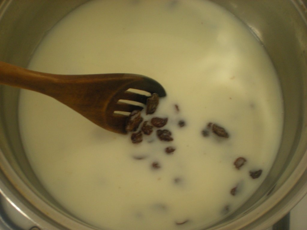 Salam de biscuiţi reţetă cu stafide