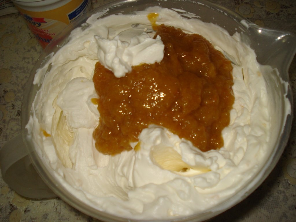 Tort cu iaurt de piersici