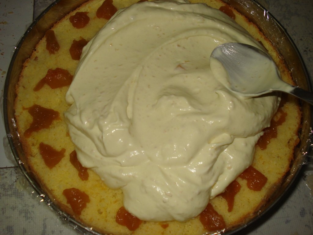 Tort cu iaurt de piersici