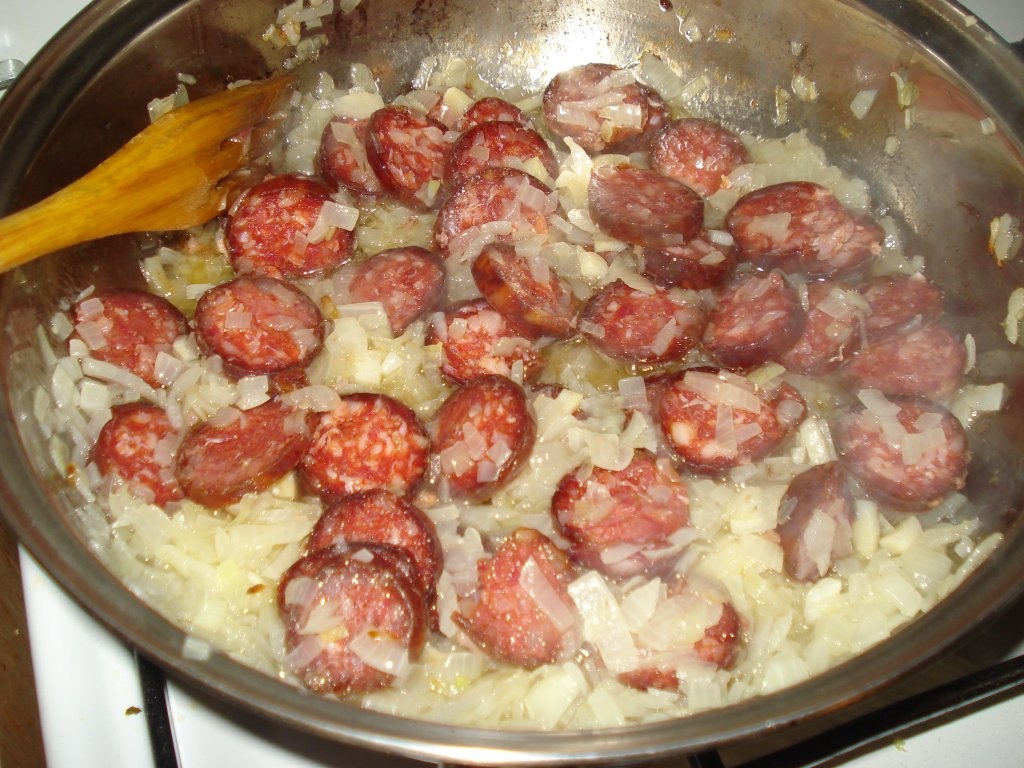 Iahnie de fasole cu carnati