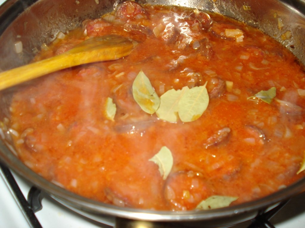 Iahnie de fasole cu carnati