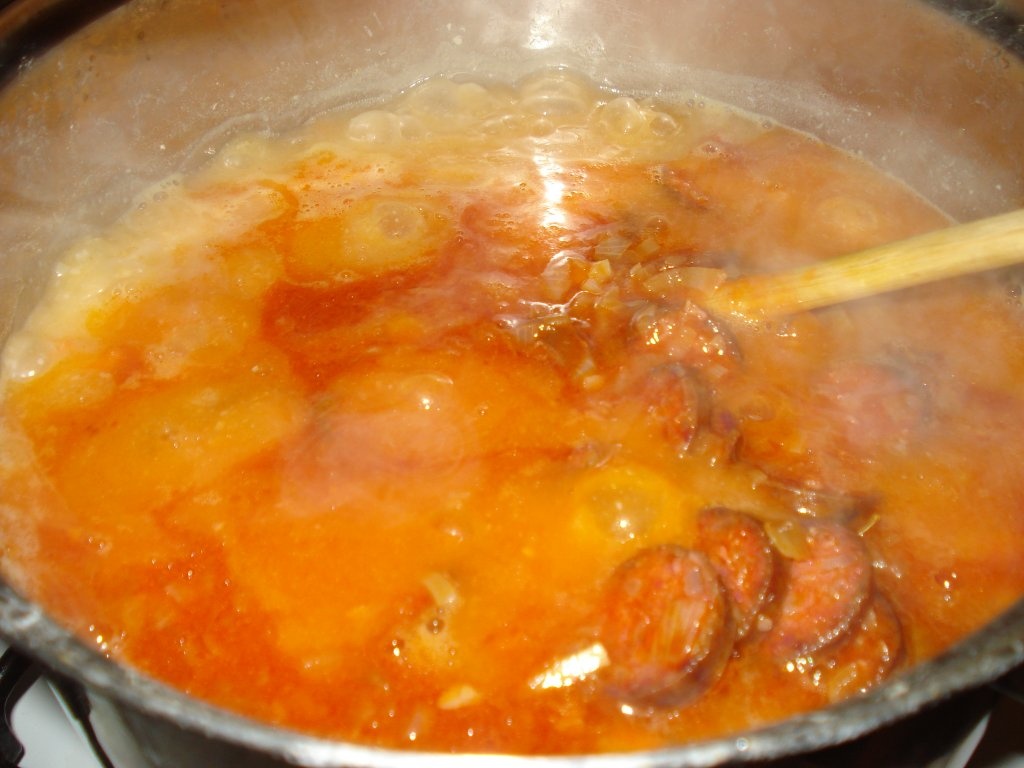 Iahnie de fasole cu carnati