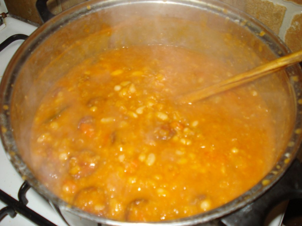 Iahnie de fasole cu carnati