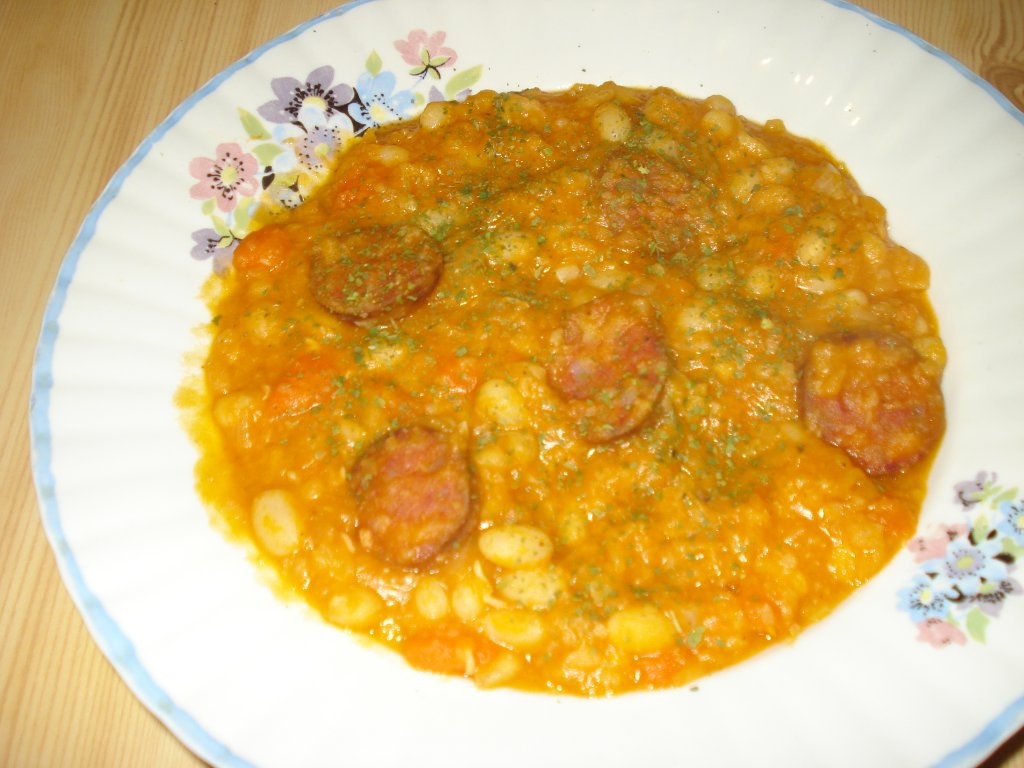 Iahnie de fasole cu carnati