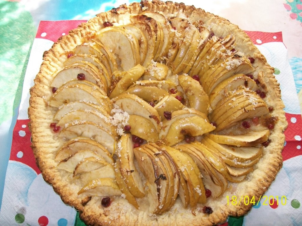 Tarta de mere cu sos dulce acrisor de coacaze