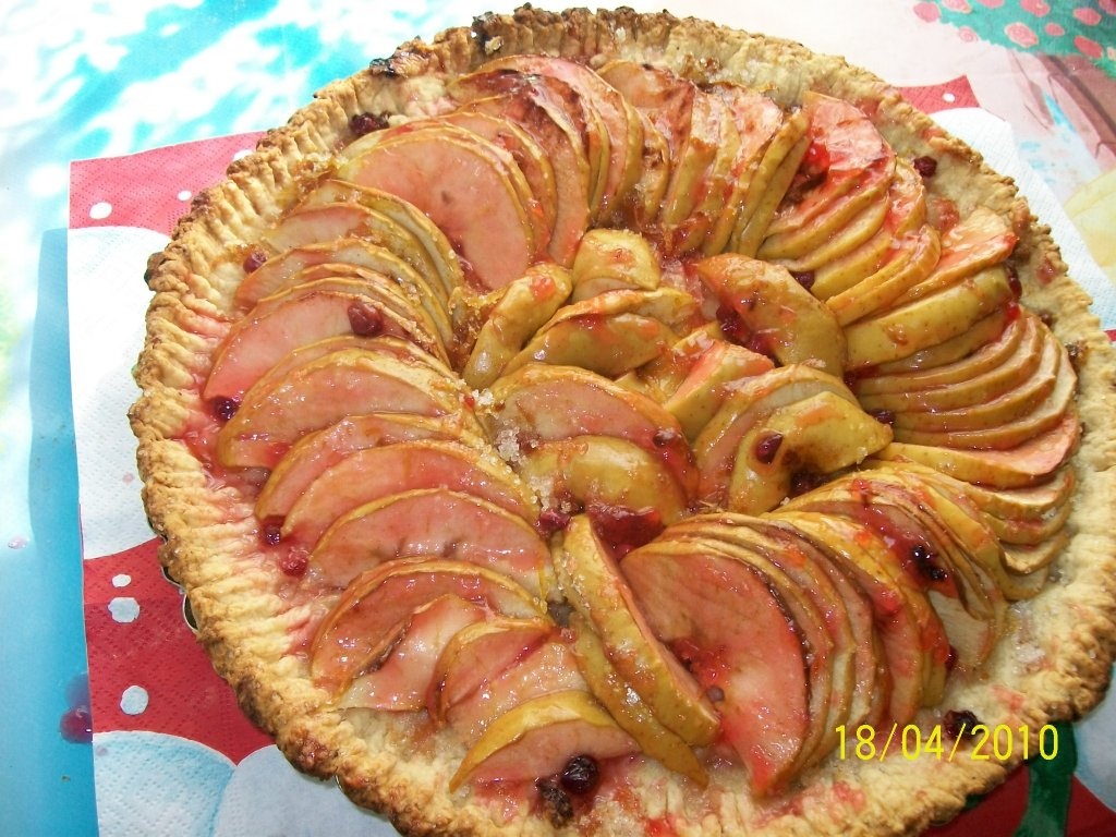 Tarta de mere cu sos dulce acrisor de coacaze