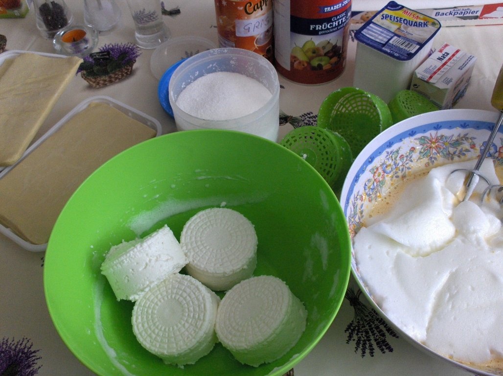 Placinta simpla cu umplutura de urda cremoasa