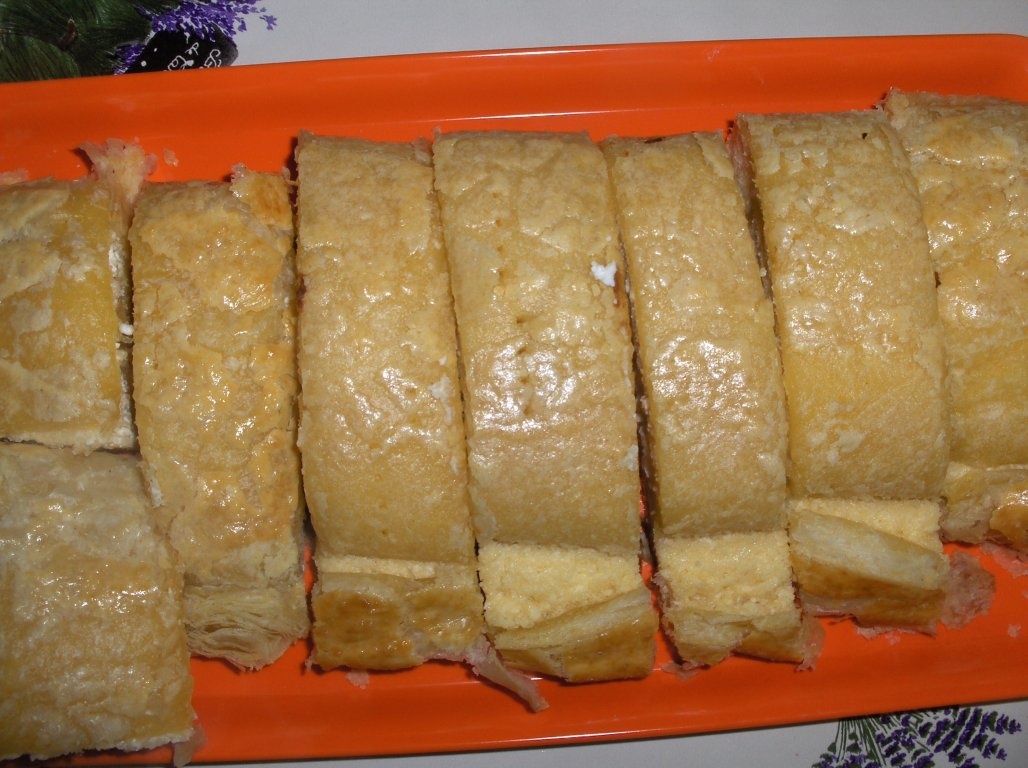 Placinta simpla cu umplutura de urda cremoasa