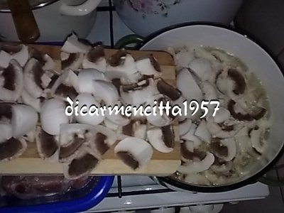 Ciulama de ciuperci champignion cu pulpe de pui