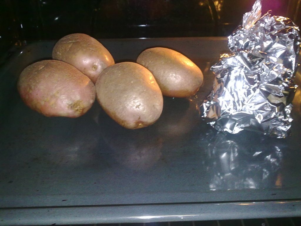 Cartofi cu sfecla la cuptor.