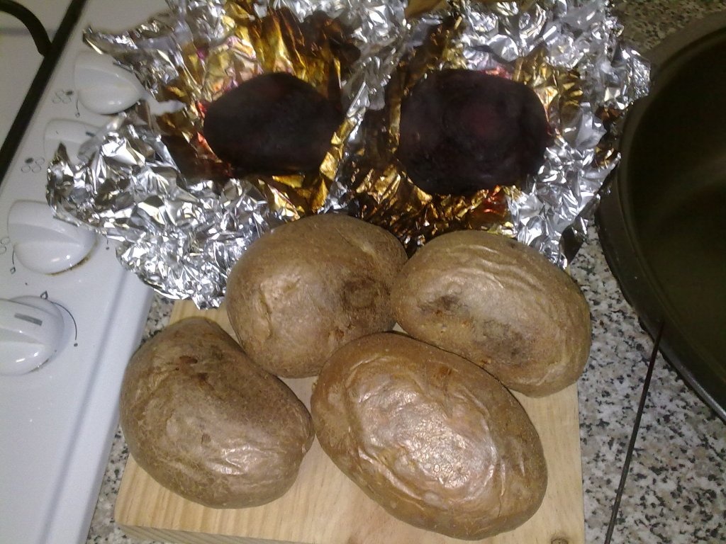 Cartofi cu sfecla la cuptor.