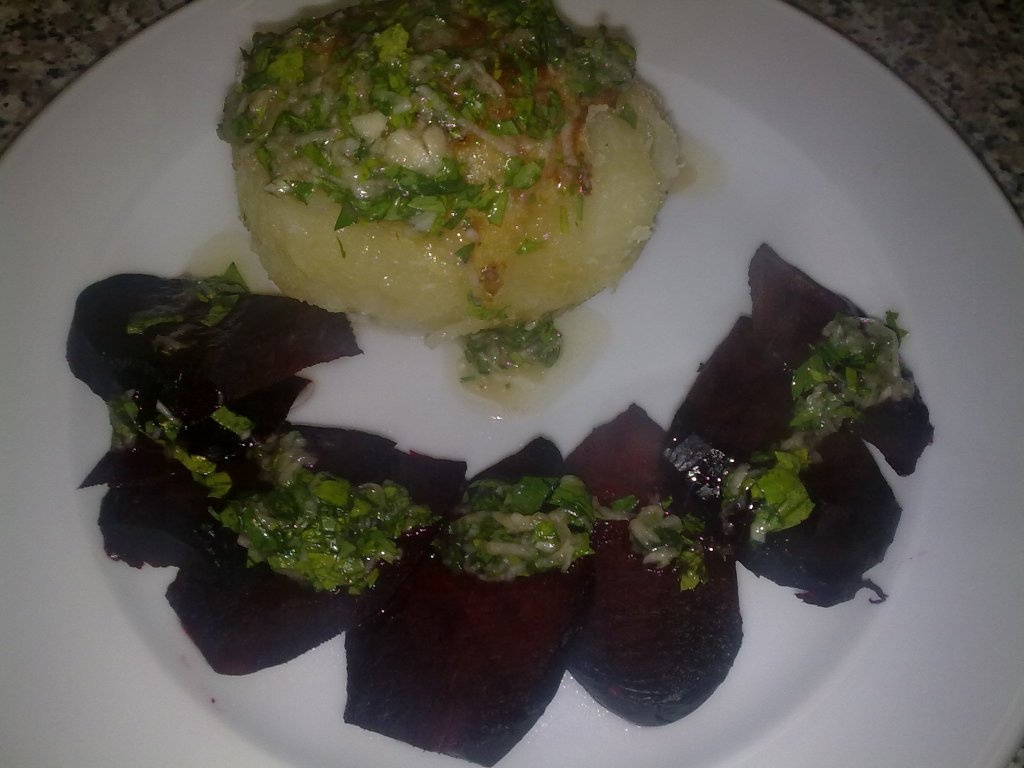 Cartofi cu sfecla la cuptor.