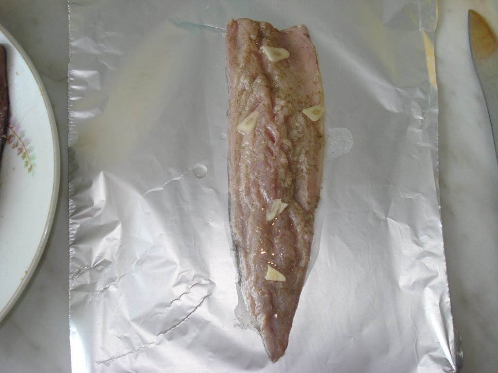 Peste la gratar cu sos de usturoi