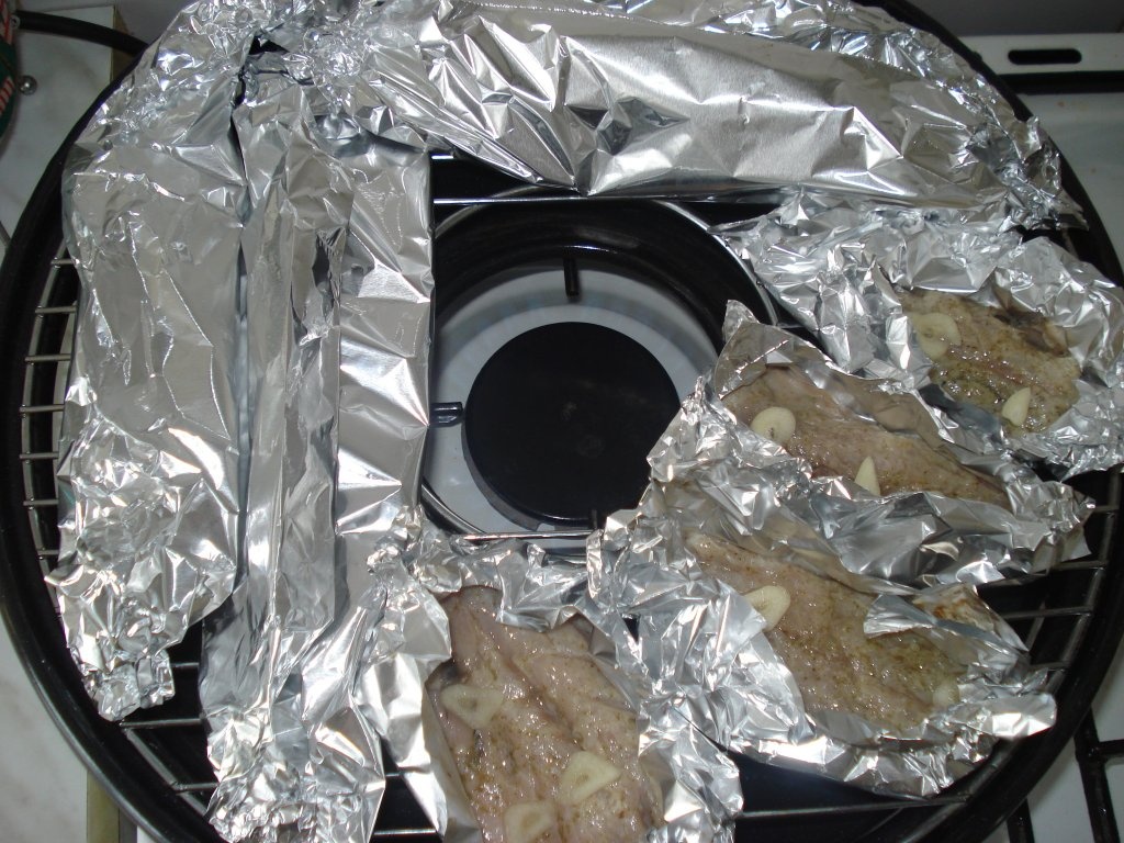 Peste la gratar cu sos de usturoi