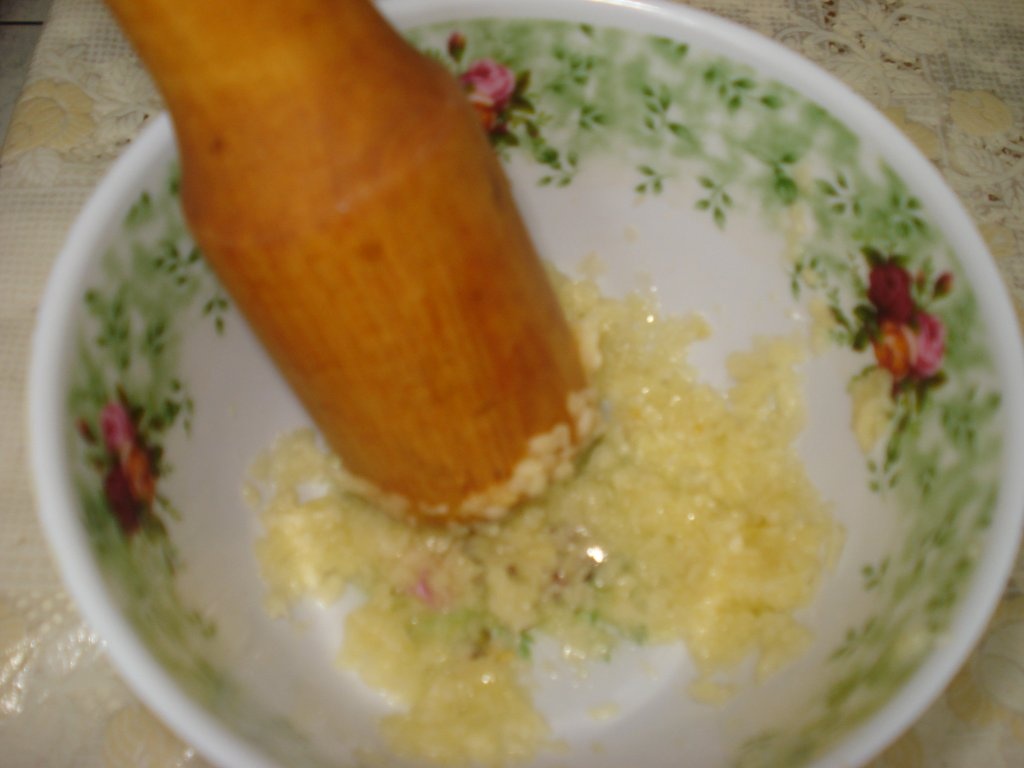 Peste la gratar cu sos de usturoi