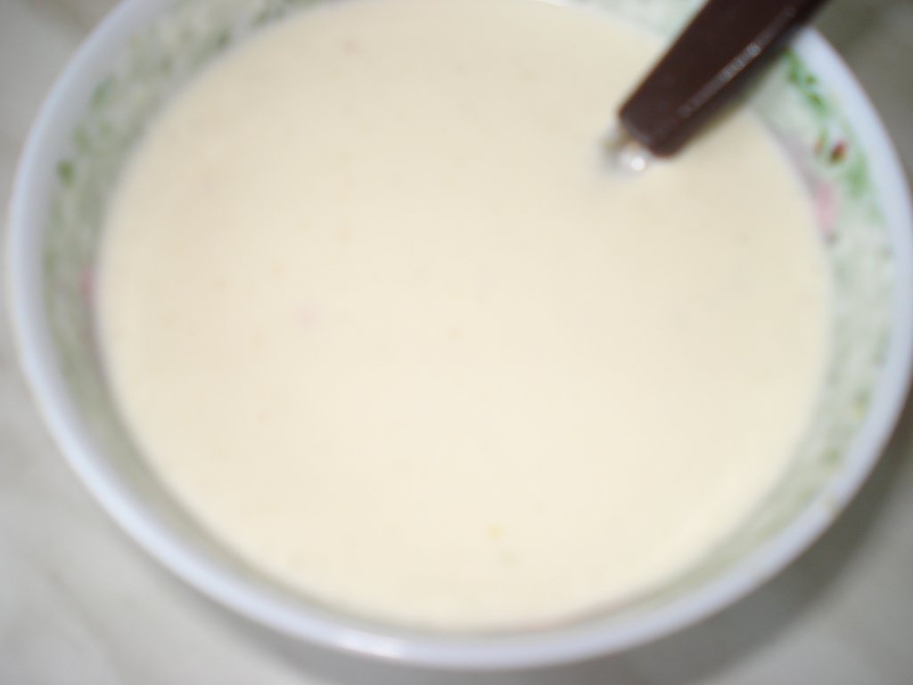 Peste la gratar cu sos de usturoi