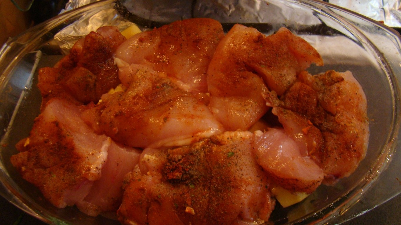 Pui cu cartofi si sos la cuptor