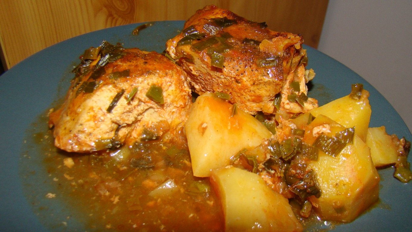 Pui cu cartofi si sos la cuptor