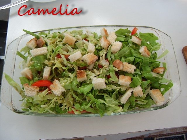 Salata cu crutoane