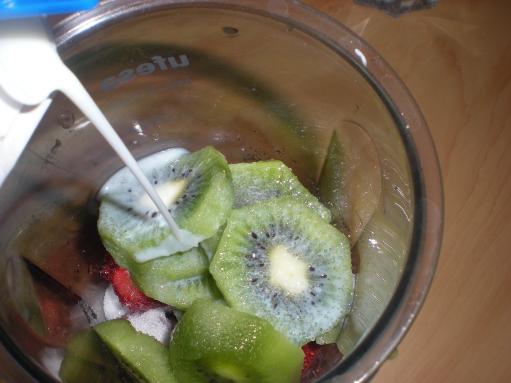 Milkshake de capsuni si kiwi