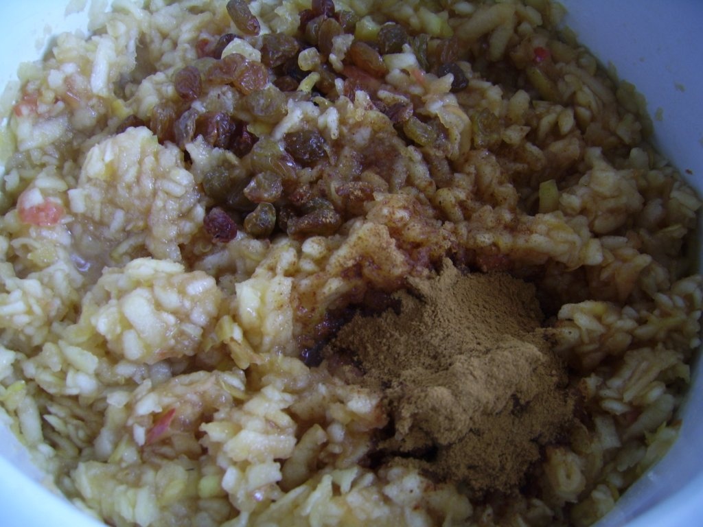 Prajitura turnata cu mere