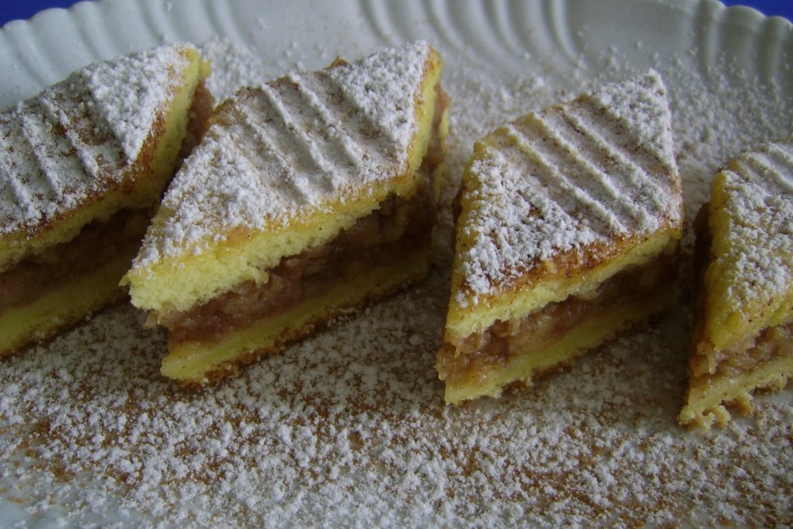 Prajitura turnata cu mere