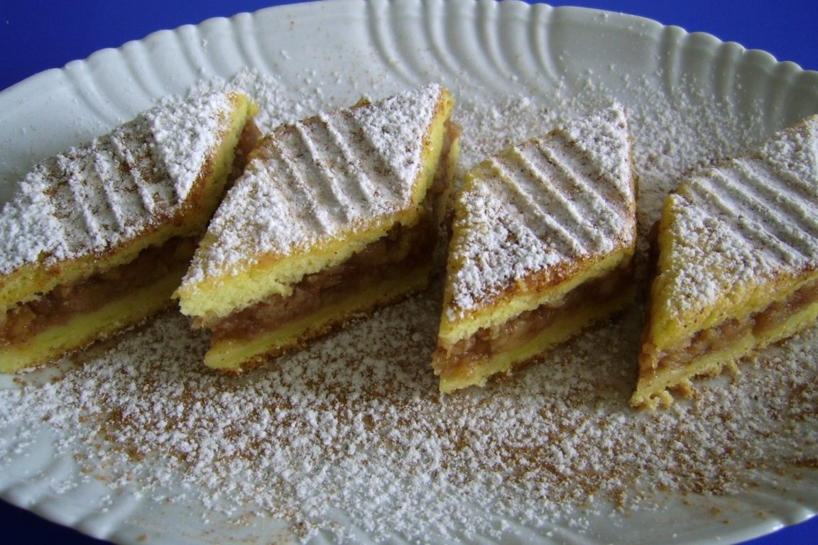 Prajitura turnata cu mere