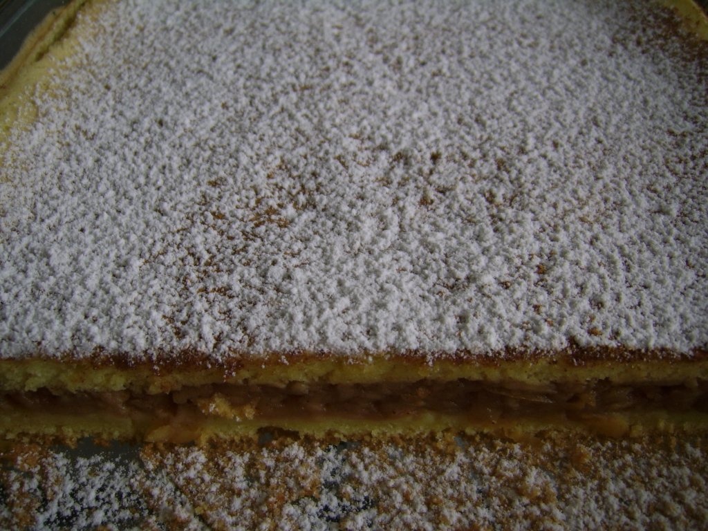 Prajitura turnata cu mere