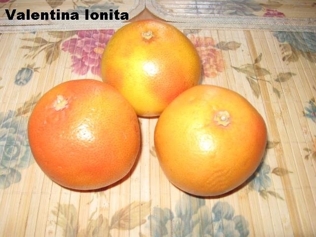 Grapefruit rosu in sos caramel