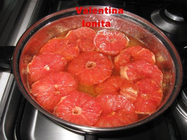 Grapefruit rosu in sos caramel