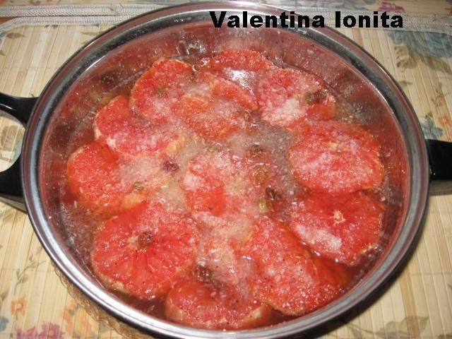 Grapefruit rosu in sos caramel