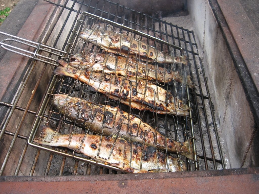 Peste la gratar cu  cartofi