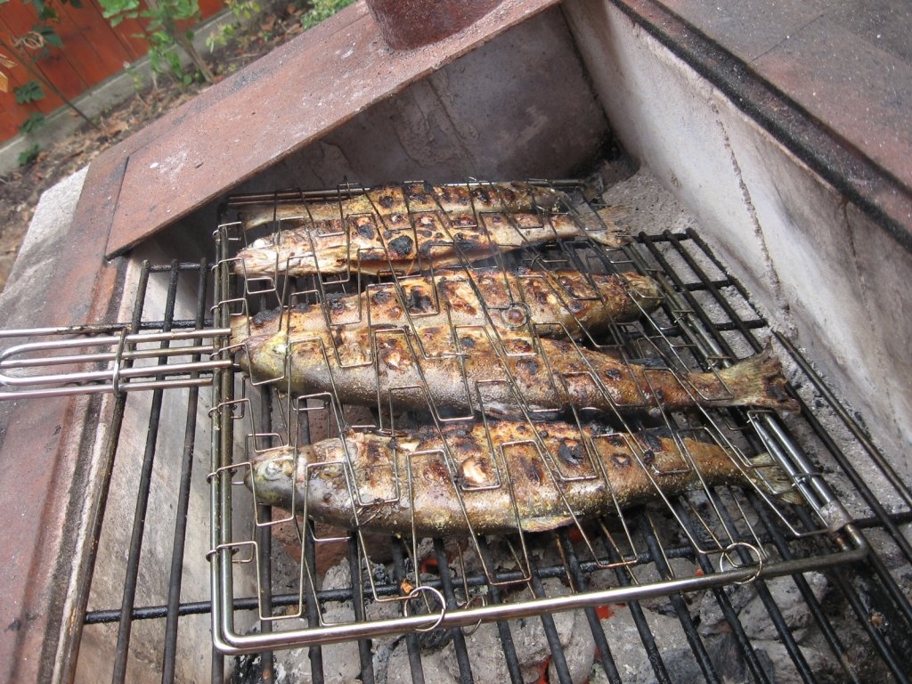 Peste la gratar cu  cartofi